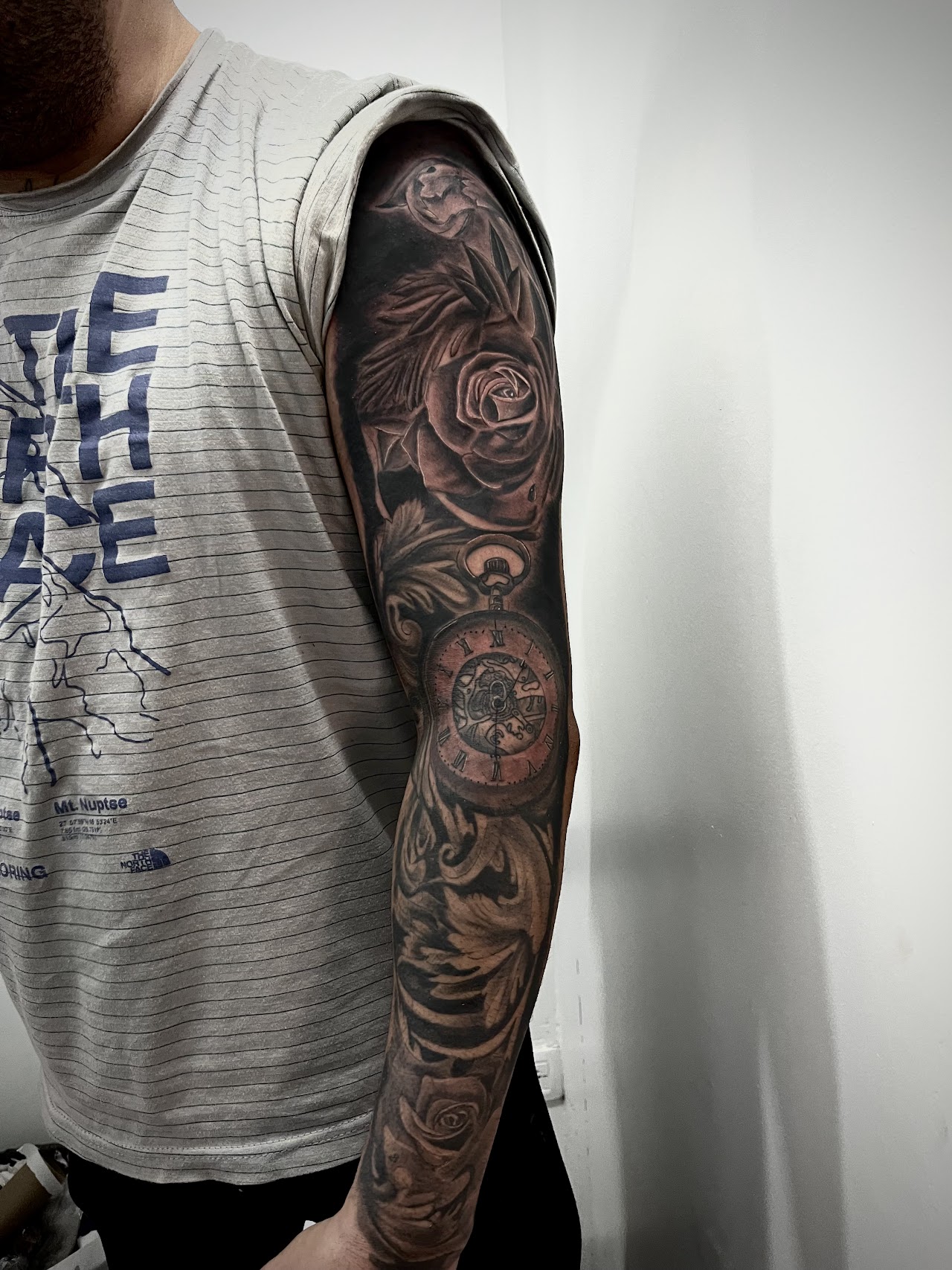 Fine line botanico flores silvestres en antebrazo